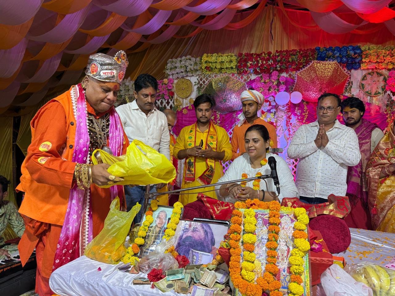 गूगल गोल्डन बाबा ने श्री राम कथा में साध्वी सुभद्रा कृष्णा को लड्डू गोपाल भेंट किया