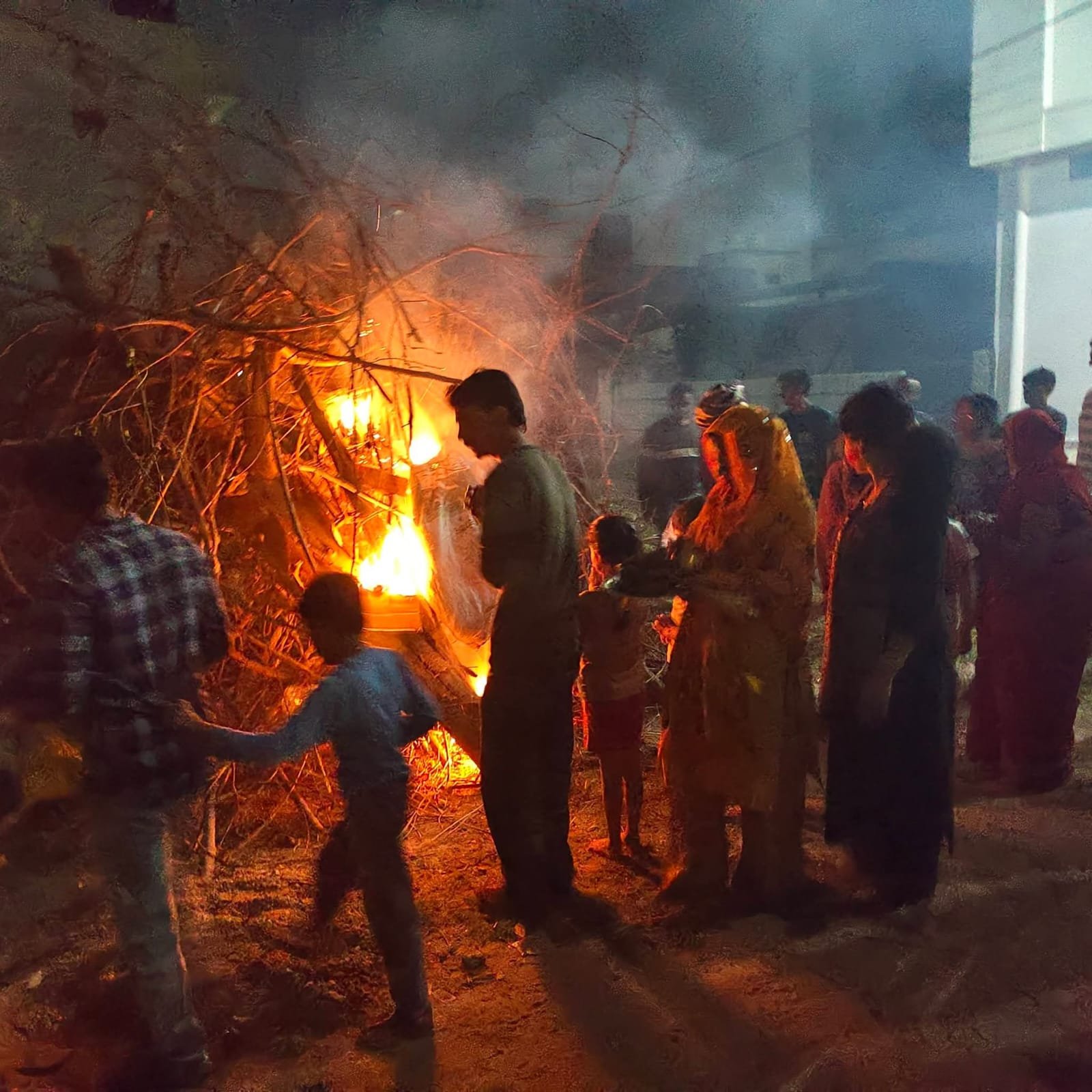 *उमा फाउंडेशन चैरिटेबल ट्रस्ट* द्वारा *होलिका दहन* का कार्यक्रम